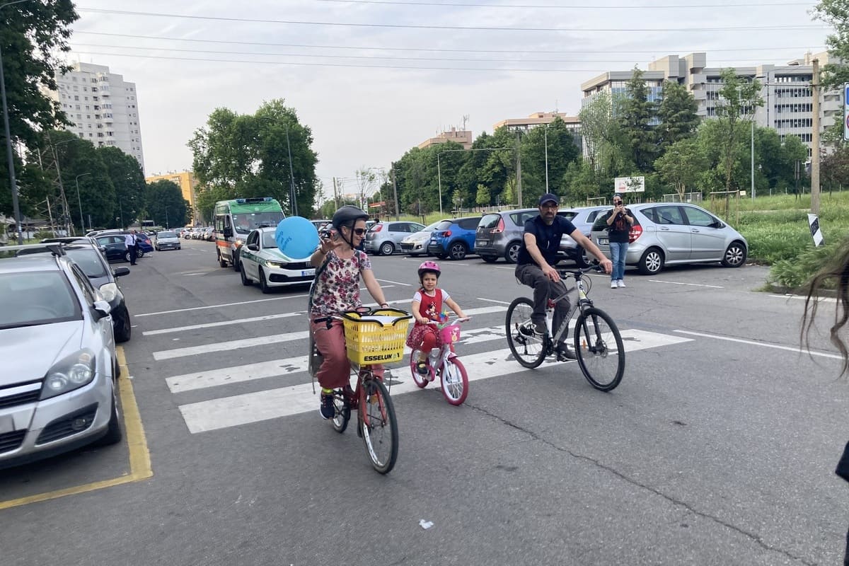 Primavera al Gratosoglio, 12 maggio '24, Emma con papà e mamma, a oltre metà della biciclettata: arriverà alla fine senza una goccia di sudore.