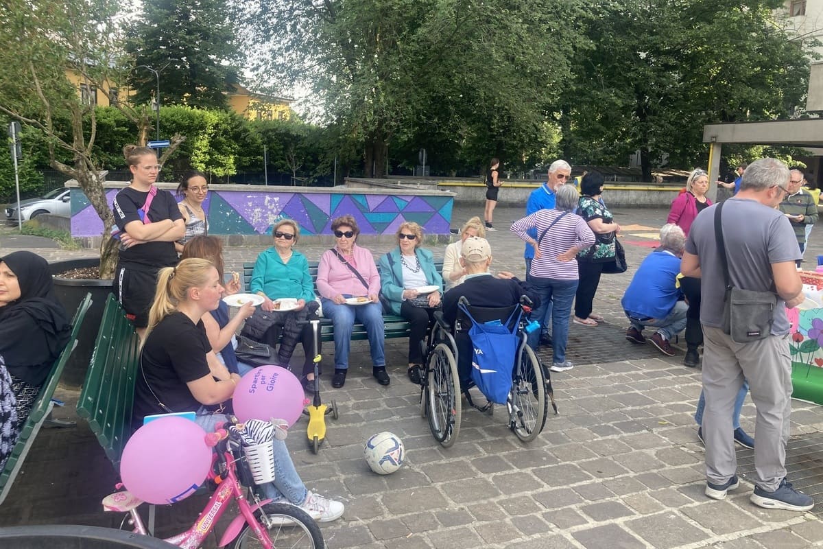 Primavera al Gratosoglio, 12 maggio '24, quattro chiacchiere in compagnia, allietati dalla merenda della Cucina di Albert.