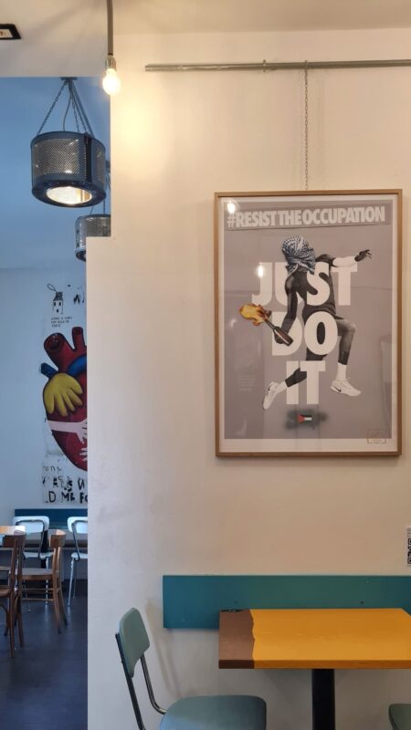 Un'opera di Eduardo Castaldo esposta al Madama Hostel.