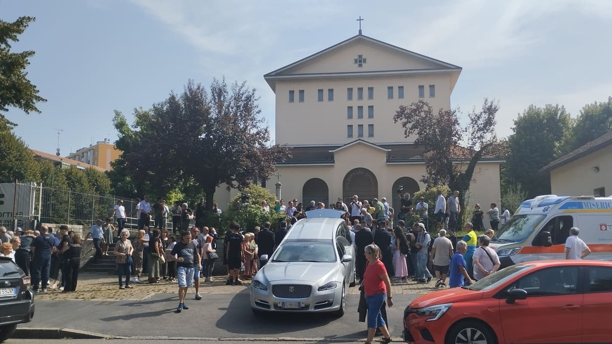 L'arrivo feretro funerali Cecilia De Astis