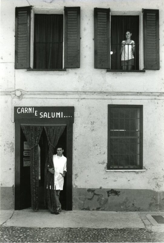 Negozio di campagna, a Mezzate. Foto Gianni Berengo Gardin.