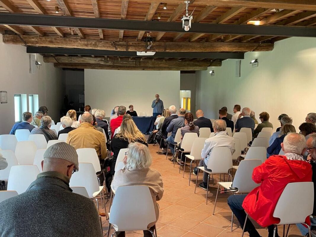 Un momento della presentazione della Comunità del Cibo, all'Abbazia di MIrasole, a Opera.