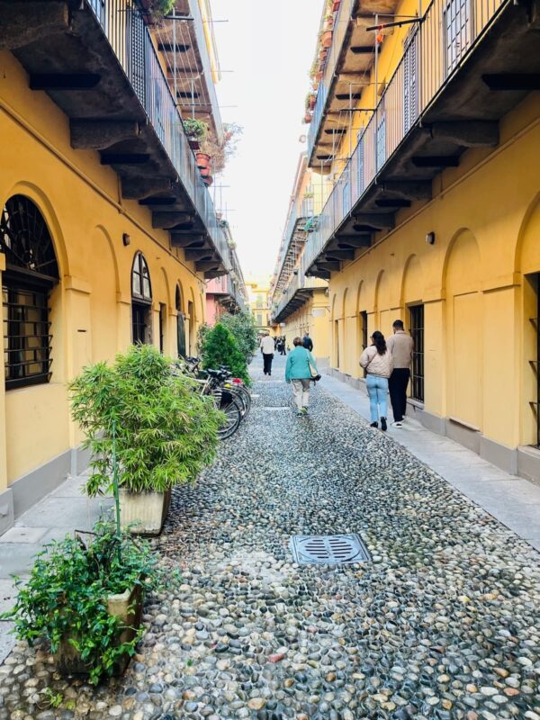 Il cortile di corso San Gottardo 18 dove si apre l’atelier di moda Jmonteiro.