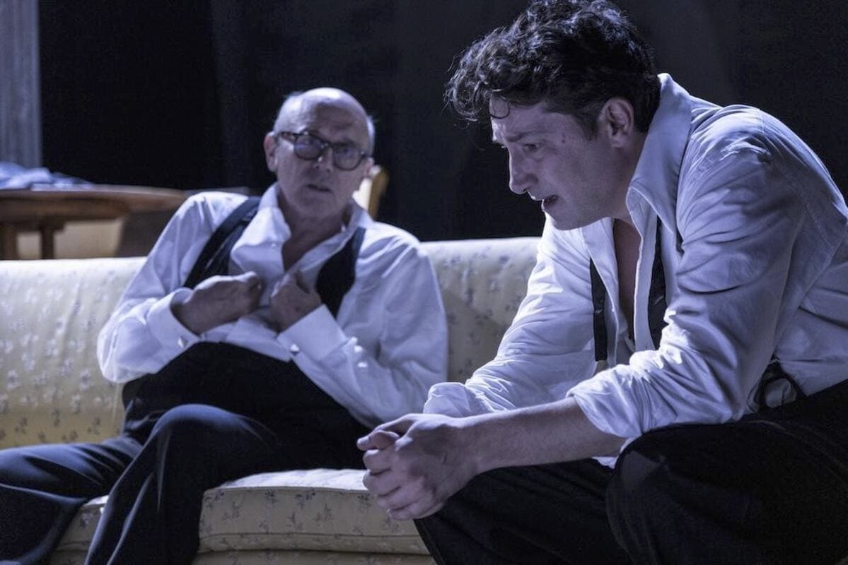 Elio De Capitani (a sinistra) nei panni di Joe Keller; accanto Angelo Di Genio, che interpreta Chris Keller. Foto Laila Pozzo