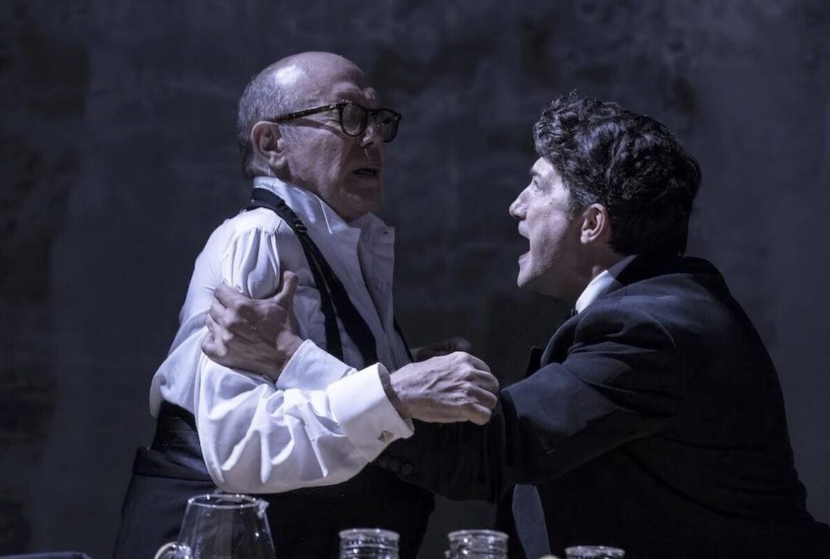 Elio De Capitani (a sinistra) nei panni di Joe Keller; accanto Angelo Di Genio, che interpreta Chris Keller. Sotto un'altra scena con De Capitani e Genio. Foto Laila Pozzo.