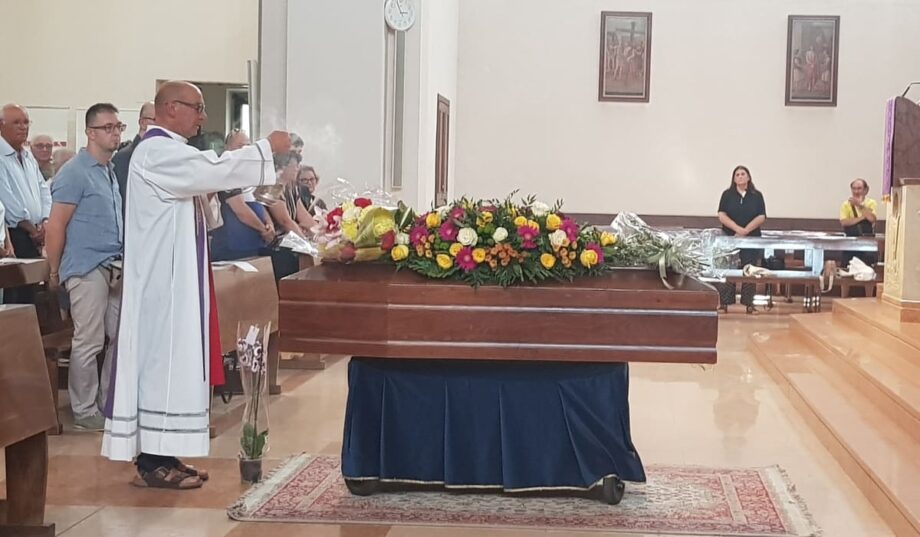 Don Paolo incensa la salma di Cecilia De Astis. Foto Flocchini.