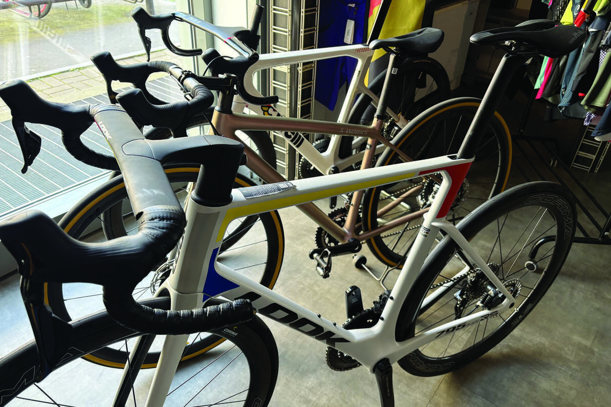 L’officina negozio di via De Angeli, nata dall’esperienza di Massimo Esposito, Campione italiano in pista nel 1982, e dal padre Salvatore