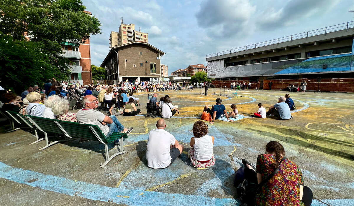 2 giugno. La Festa della Repubblica di Fabio sul piazzale Fabio Chiesa. Sullo sfondo la recinzione rossa del cantiere edile sospeso del Teatro Ringhiera