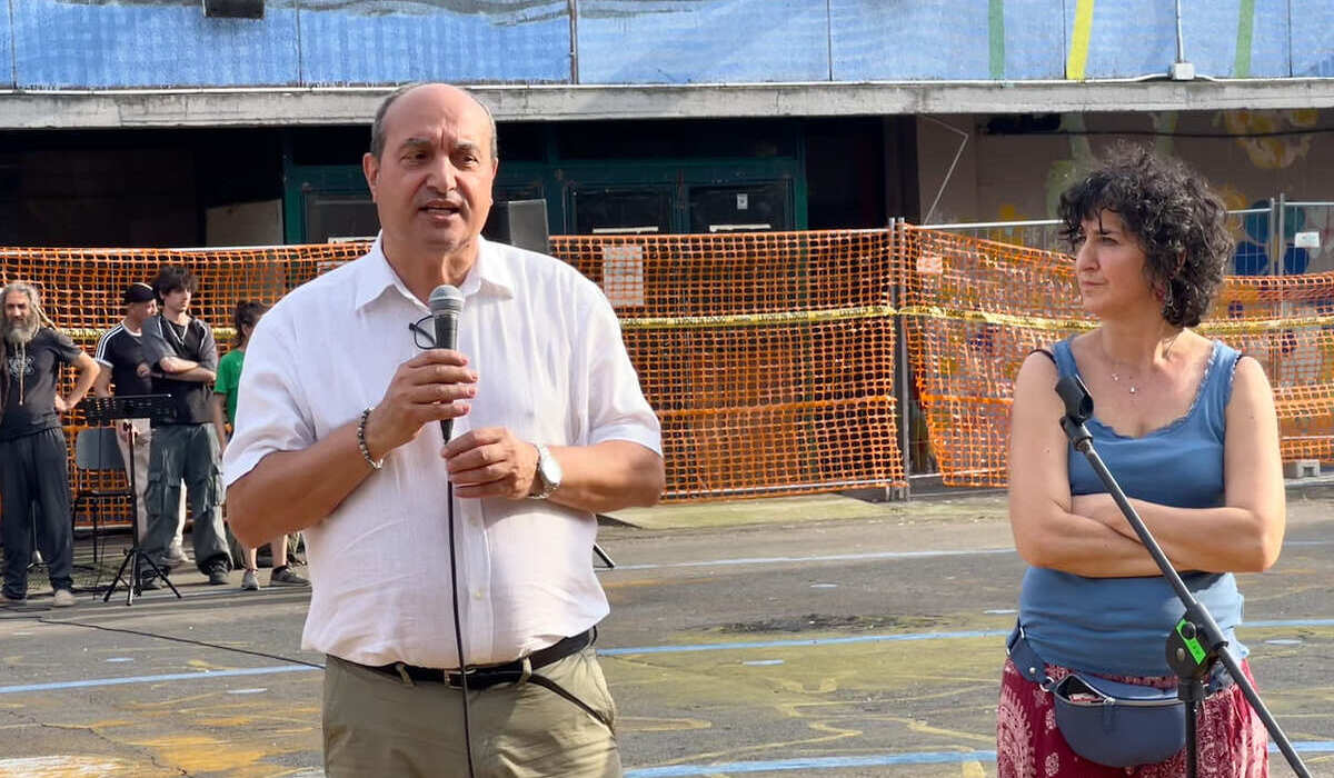 Natale Carapellese durante l'intervento sulla Piana, con Nadia Fulco di Atir
