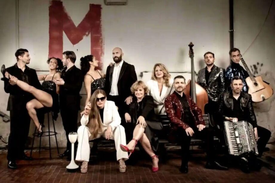 Foto di gruppo degli artisti di "La nuova balera Pizzigoni" regia di Emilio Russo. Foto di Laila Pozzo.