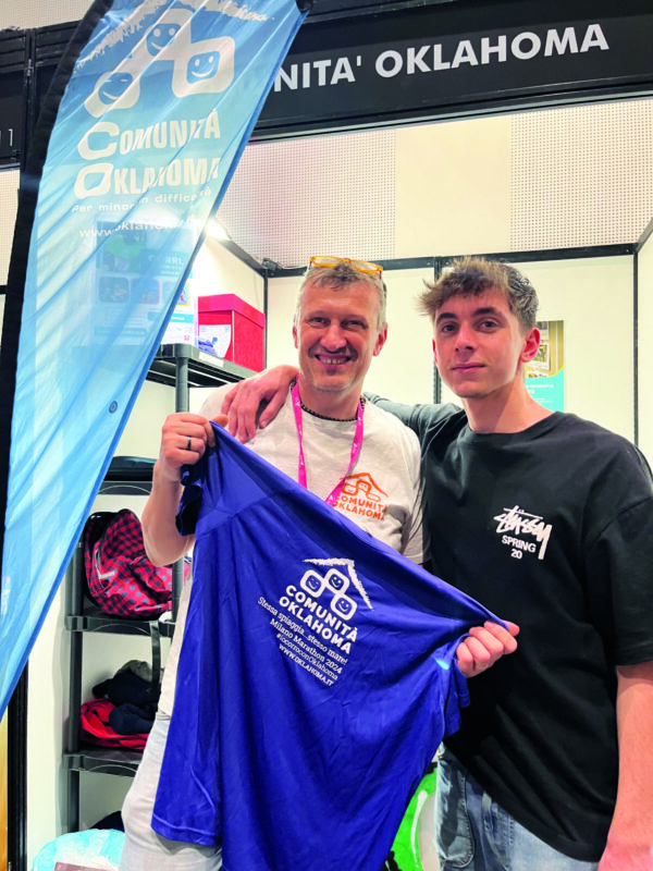 Il direttore della Comunità Oklahoma Andrea Cainarca con Walter Zavatti, ex residente della comunità e oggi runner solidale.