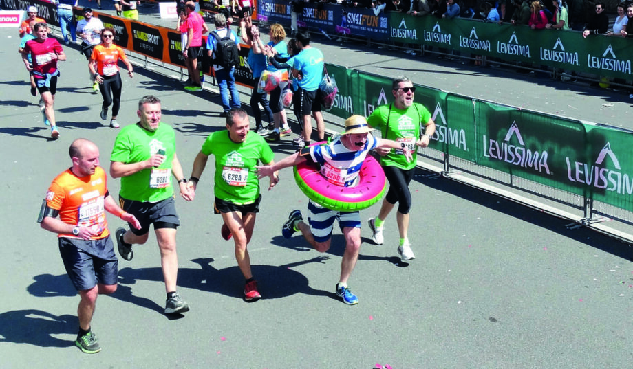 Milano Marathon 2024 - Un gruppo di partecipanti della Comunità Oklahoma.