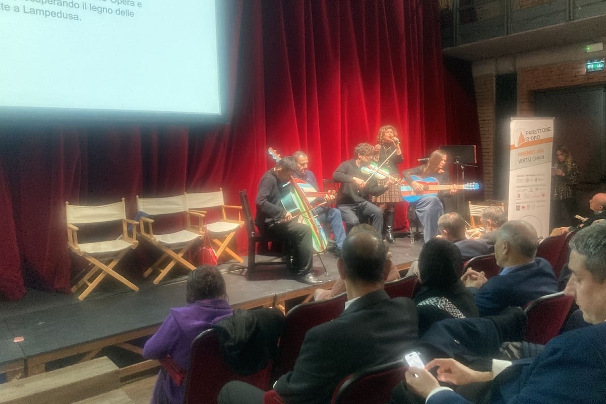 Gli artisti della Piccola orchestra dei popoli.