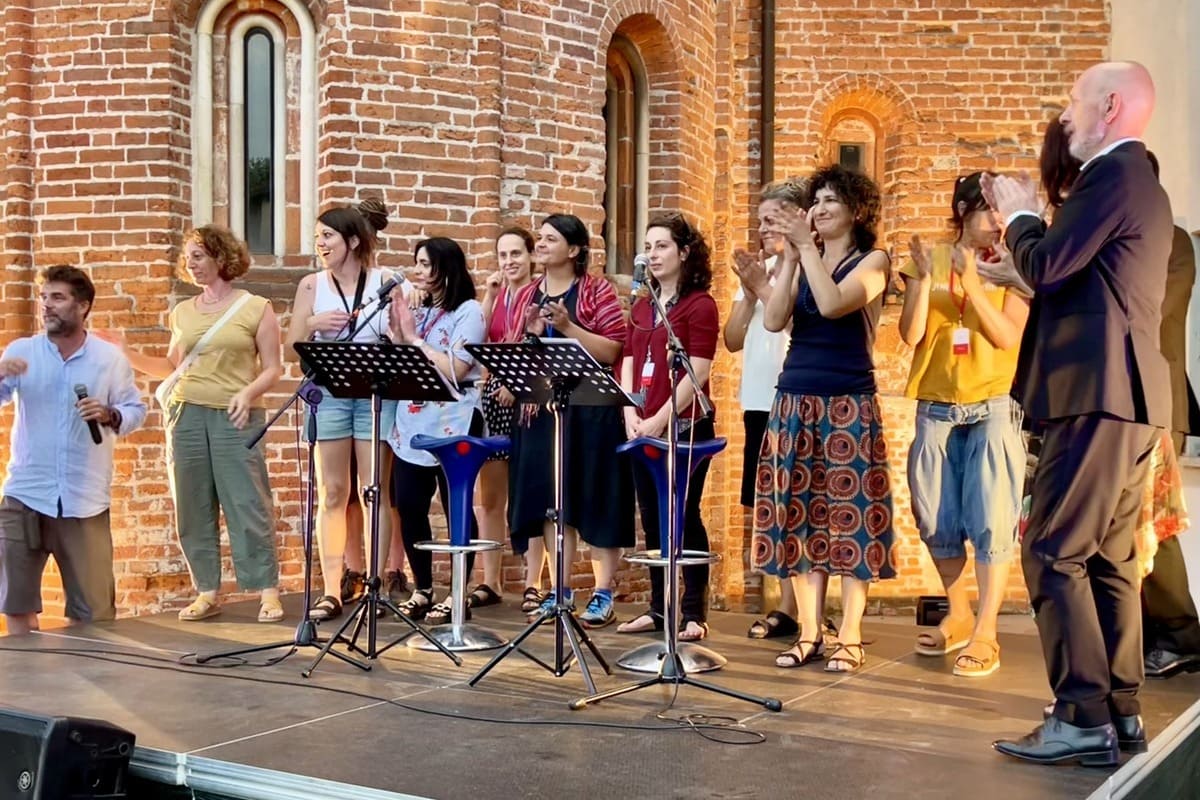 La Compagnia Atir ringrazia il pubblico al termine di “Salam/Shalom: due padri”, ultimo spettacolo della rassegna La prima stella della sera.