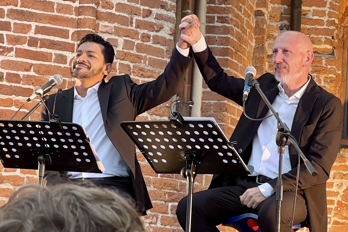 Gli attori Alessandro Lussiana e Massimo Somaglino, interpreti di “Salam/Shalom: due padri”, lettura scenica tratta da Apeirogon dello scrittore irlandese Colum McCann.