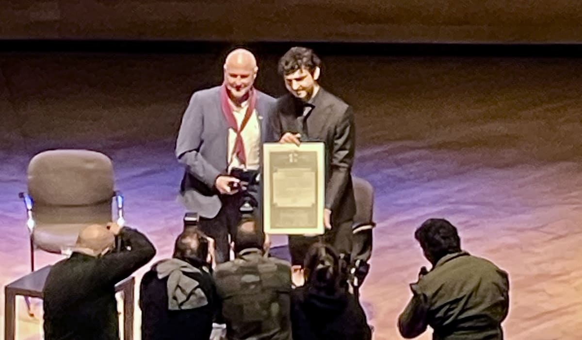 L'assessore Tommaso Sacchi premia lo scrittore Colum McCann.