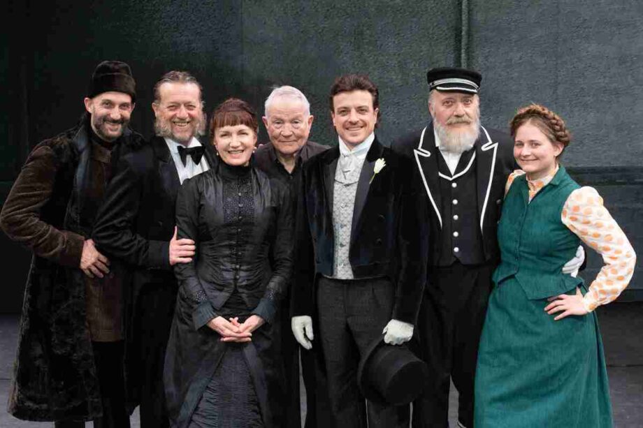 Gli attori in scena al Menotti con i tre atti unici di Cechov.