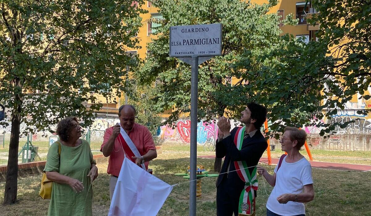 Il momento della scopertura della targa che intitola il giardino di via De Sanctis a Elsa Parmigiani.