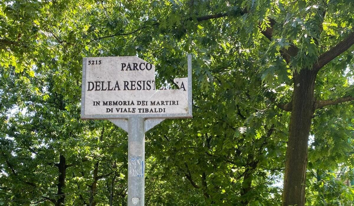 Parco della Resistenza, targa vandalizzata.