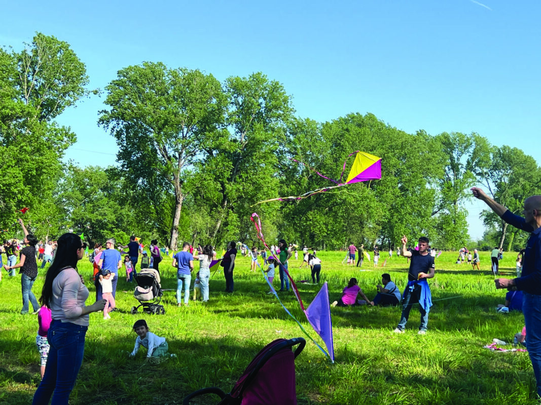 Festa degli aquiloni, organizzata dall'Associazione Parco Ticinello nel prato a marcita