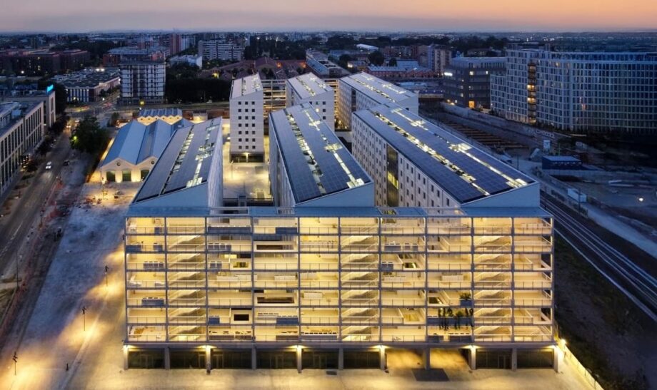 Il Villaggio Olimpico illuminato. Foto Claudio Foscaro.