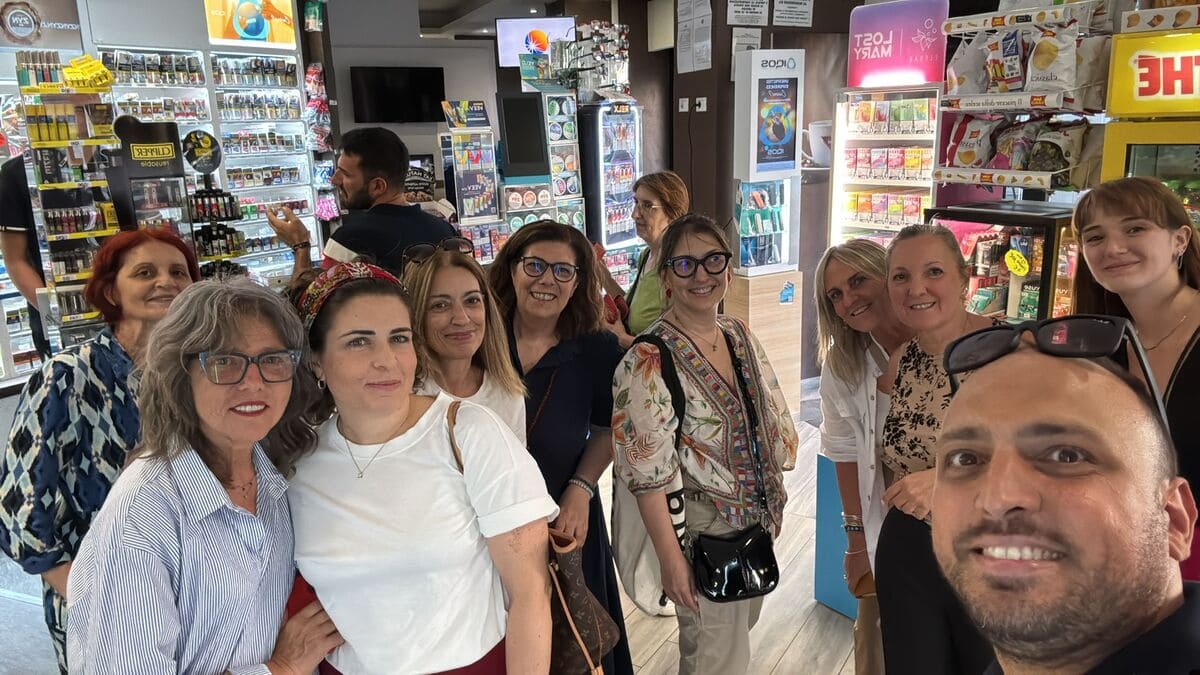 Partecipanti all'aperitivo per il crowdfunding.