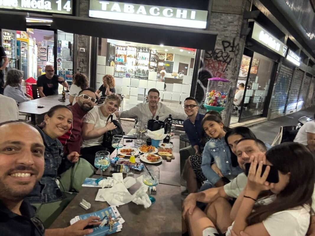 Tavolata al Bar Luciano di via Meda per l'aperitivo di sostegno al crowdfunding
