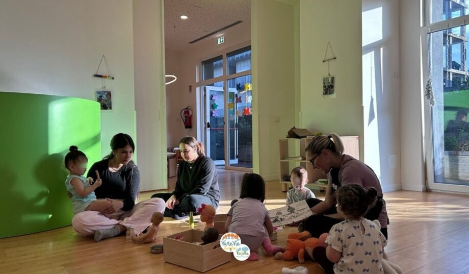 Educatrici e bambini nel nido di via Antegnati.