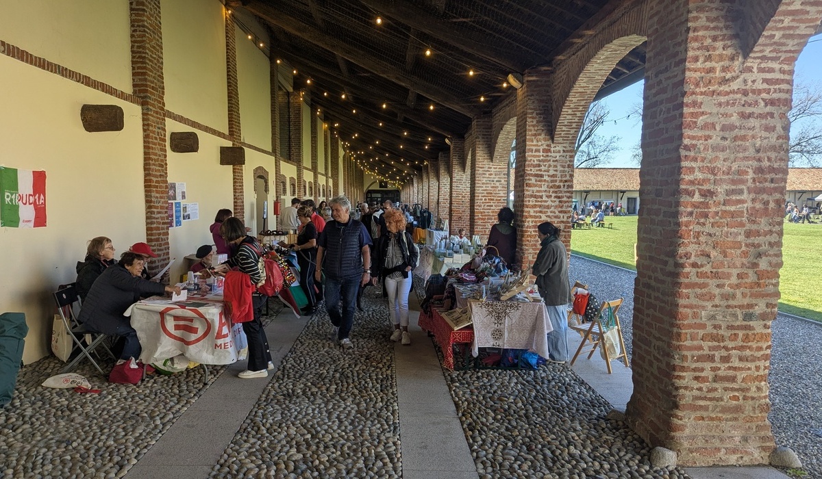 Le bancherelle delle associazioni e degli agricoltori e produttori della Comunità del cibo del Parco Sud.