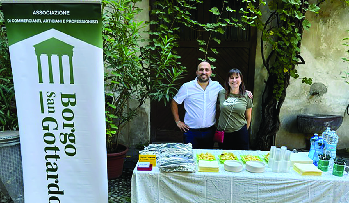 Il banchetto dell'associazione Borgo San Gottardo.