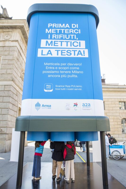 il maxi cestone di Amsa, alto sette metri per la campagna di Amsa "metteci la testa".