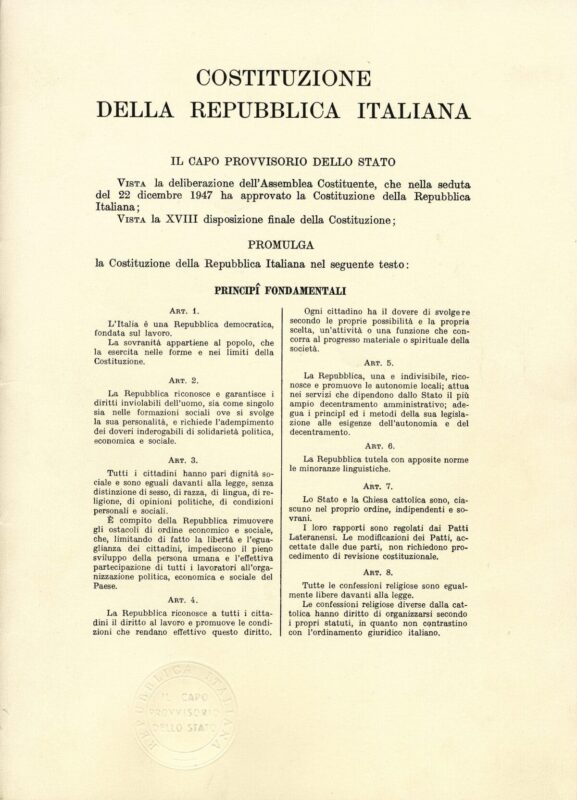 Prima pagina della Costituzione della repubblica italiana, in vigore dal 1° gennaio del 1948.