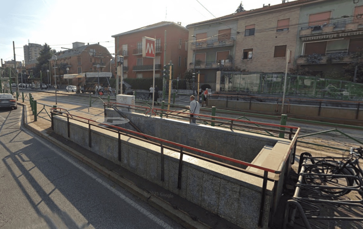 Fermata della M2 di piazza Abbiategrasso.