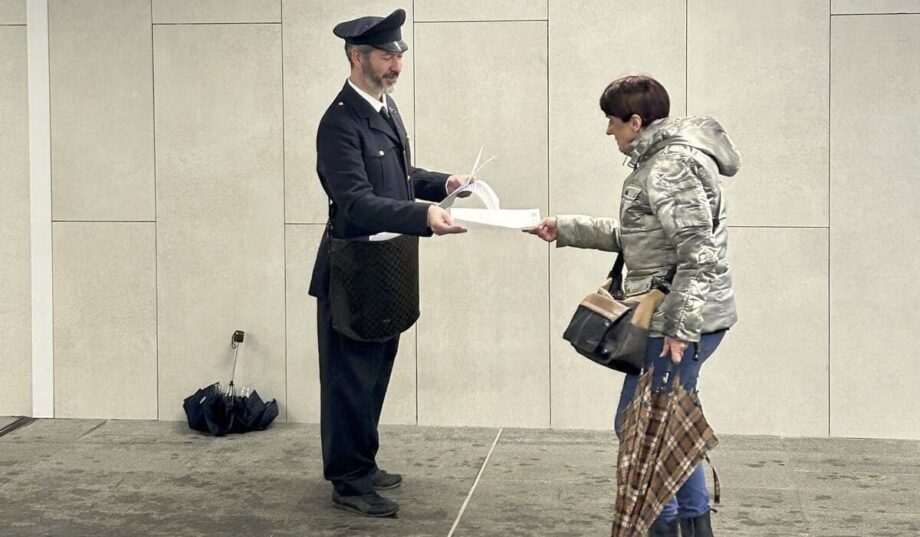 25 aprile 2025 - Postina consegna le lettere dei soldati al fronte ai metrò.