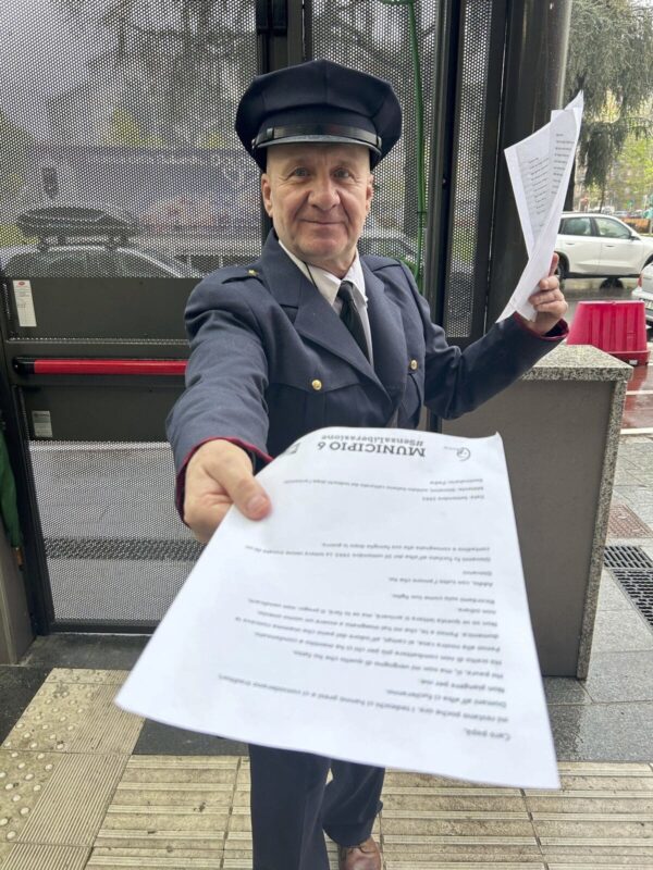 25 aprile 2025 - Postino consegna le lettere dei soldati al fronte ai metrò.