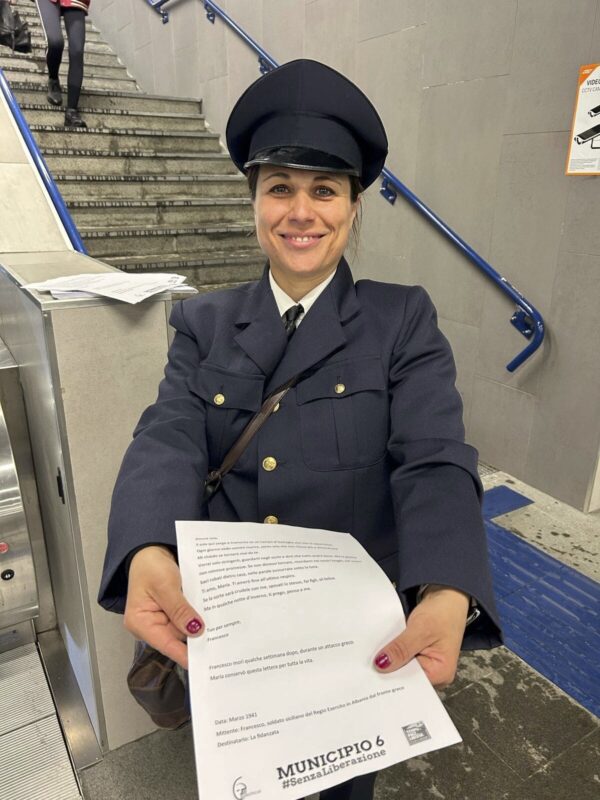 25 aprile 2025 - Postina consegna le lettere dei soldati al fronte ai metrò.