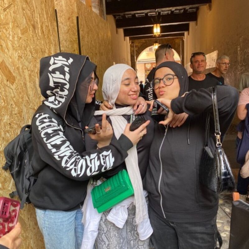 Ragazze in gita a Verona.