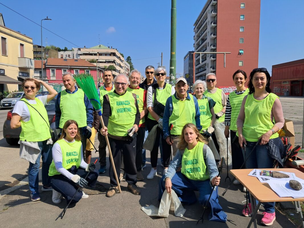 Il Gruppo Ramazza Vigentino nel parcheggio di fronte all'ex Carrefour.