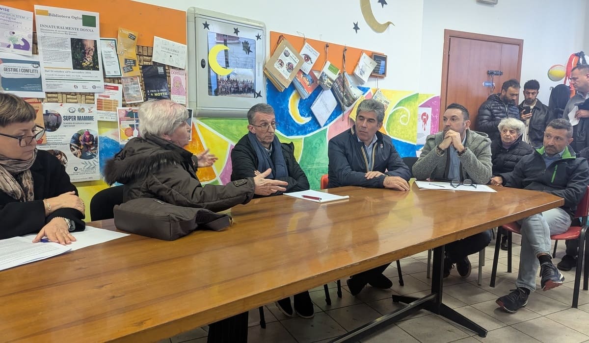 Al tavolo dei relatori l'assessore Cormio (con gli occhiali) alla sua sinistra il presidente Rizzi, mentre alla destra la rappresentante del comitato Giglietti.