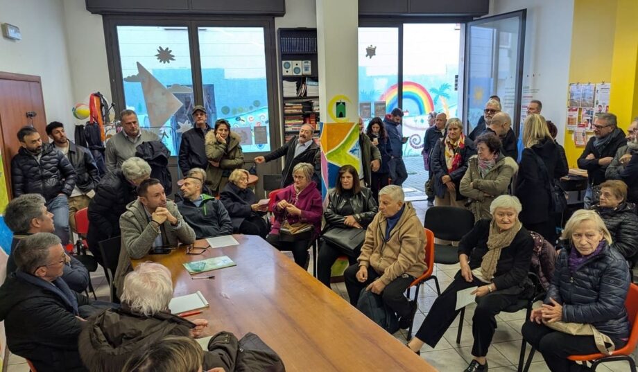 Un momento dell'incontro di via Mompiani 9 tra Aler e inquilini.