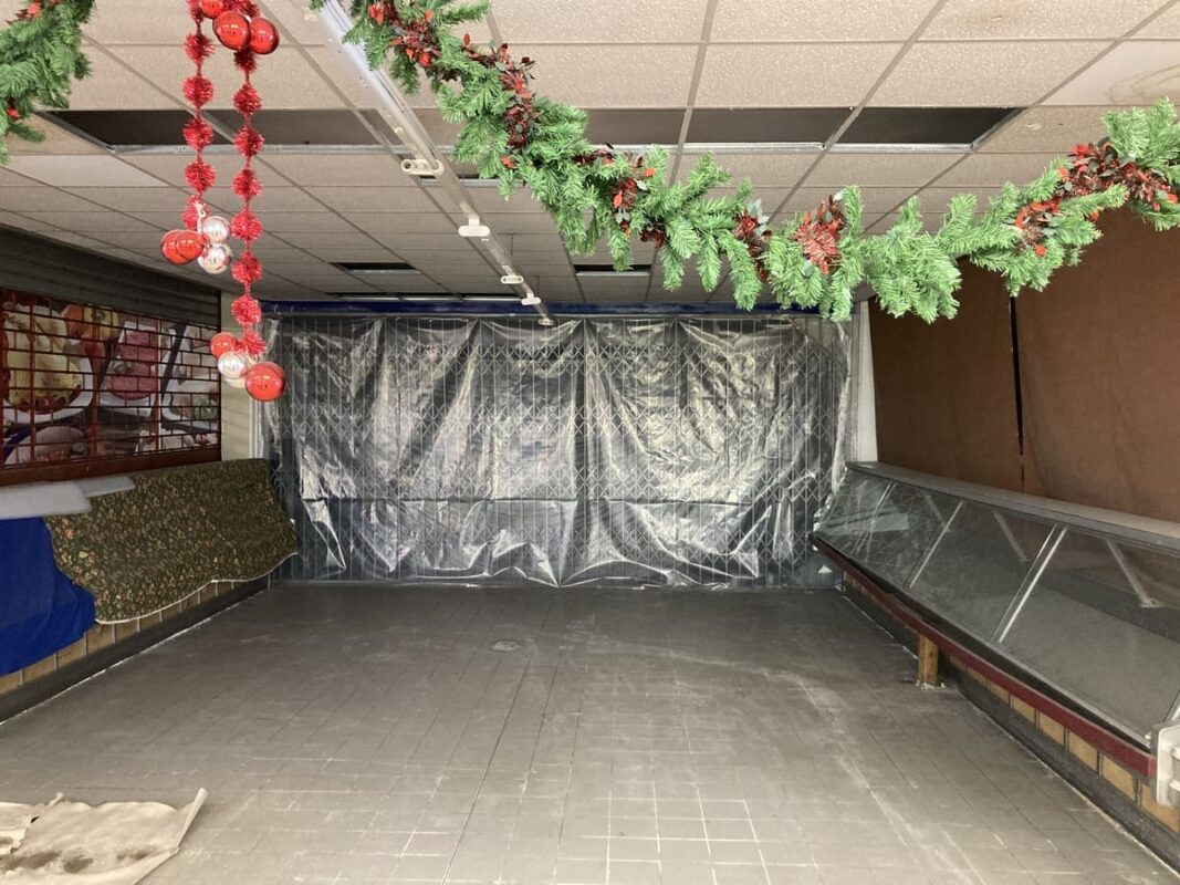 Negozi chiusi al mercato comunale di Gratosoglio.