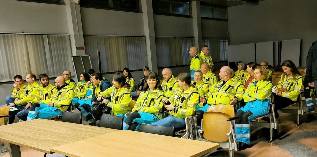 Volontari e dipendenti della Misericordia nella sala del Consiglio di Municipio 5.