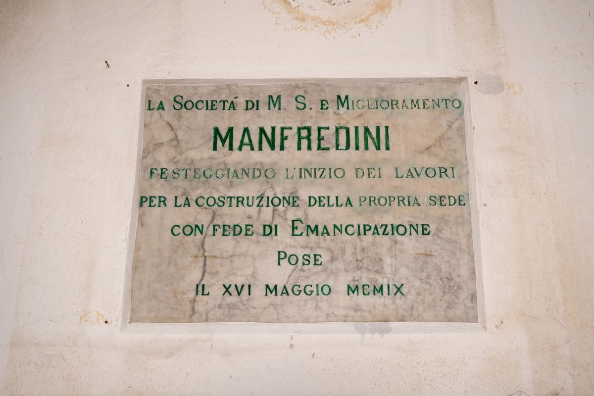 La targa che festeggia l'inizio dei lavori per la realizzazione della Società di Mutuo Soccorso Manfredini. Foto Diletta Radaelli.