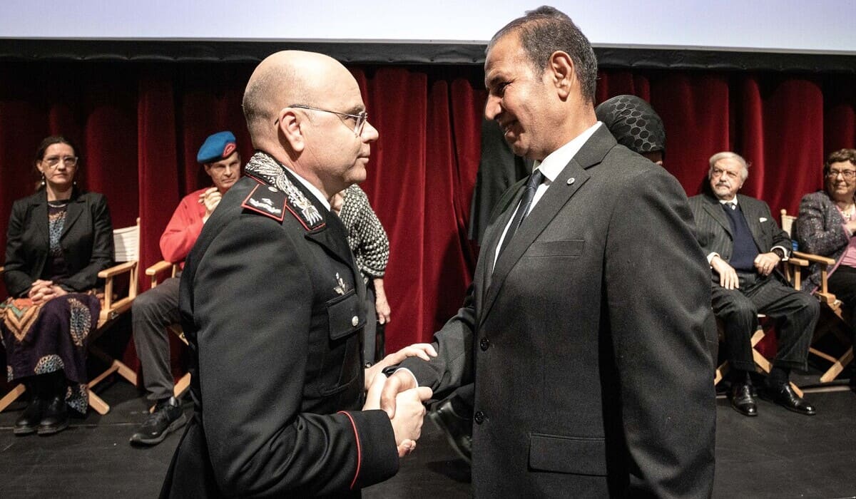 Il padre di Ramy con il generale dei Carabinieri Perluigi Solazzo.