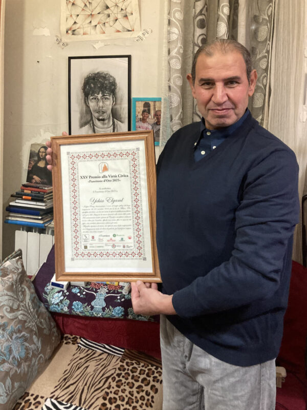 Il padre di Ramy con il premio alla Virtù civica Panettone d'oro.