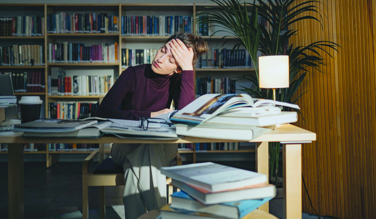 Studentessa alla scrivania